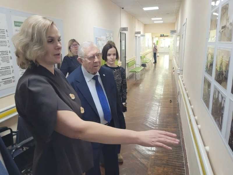 Председатель Общественной палаты Роман Стронгин наградил сотрудников Центра социальной реабилитации «Витязь»