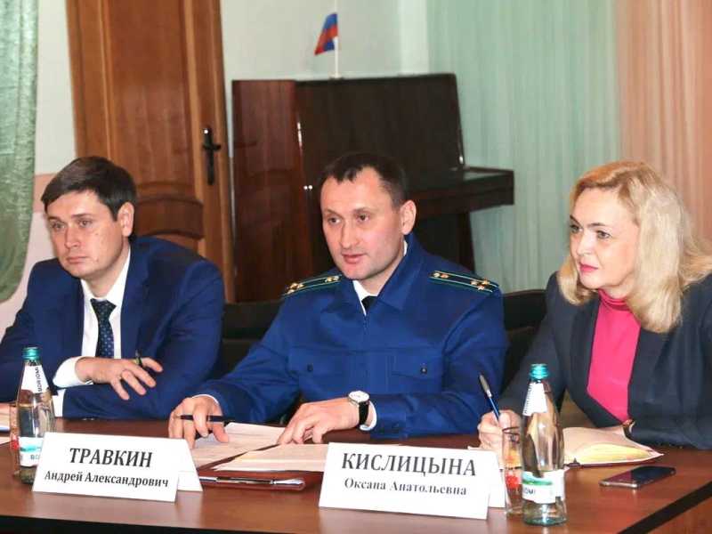 5 декабря в нашем дом-интернате представитель прокуратуры совместно с региональным Уполномоченным по правам человека и и.о. управляющего Нижегородским региональным отделением ФСС провели прием проживающих