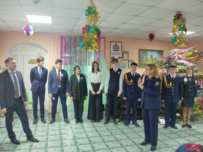 Наши проживающие принимают новогодние поздравления от волонтеров отряда 