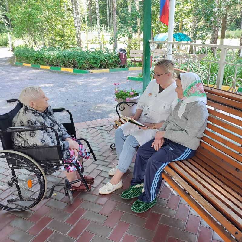 Чтение на свежем воздухе является отличным занятием для пожилых людей, которое приносит значительную пользу здоровью и общему самочувствию.