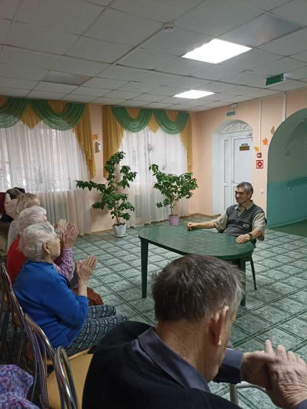 В наш дом-интернат приехал на встречу с ветеранами нижегородский писатель Сергей Вавилычев. 