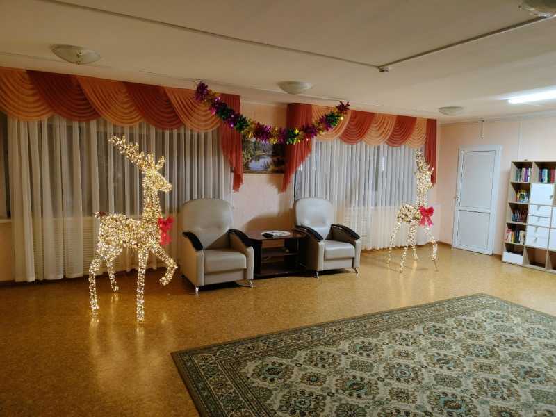 Готовясь к встрече Нового года сотрудники и проживающие нашего дома -интерната с удовольствием творят чудеса своими руками, превращая обычное помещение в волшебную сказку!