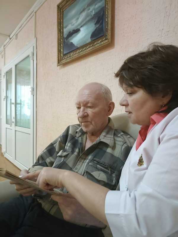 Многие пожилые люди нуждаются в помощи и поддержке. 