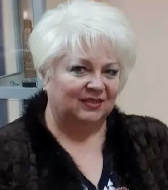 Праздничную эстафету весенних поздравлений ветеранов принимает лауреат городских и областных конкурсов и фестивалей,дипломант конкурсов среди вокалистов Светлана Шувалова. 