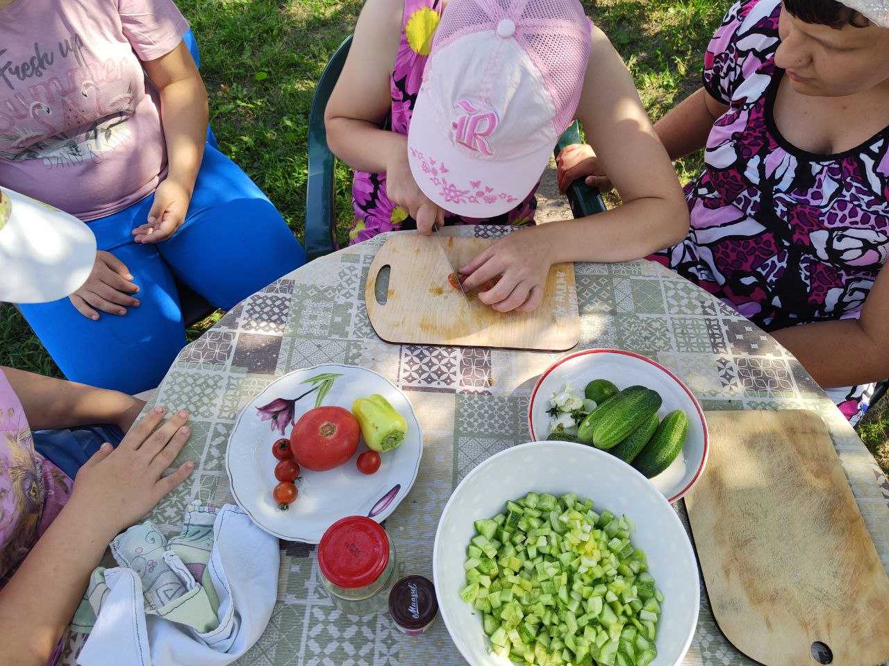 Свежие фрукты и овощи.