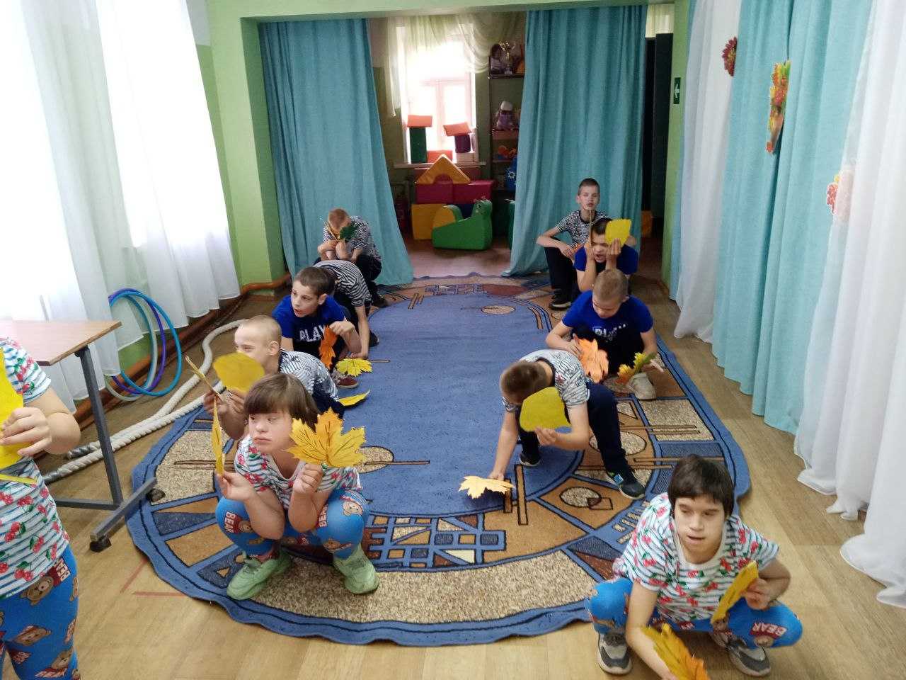 Физкультурный досуг «Осенние листочки»