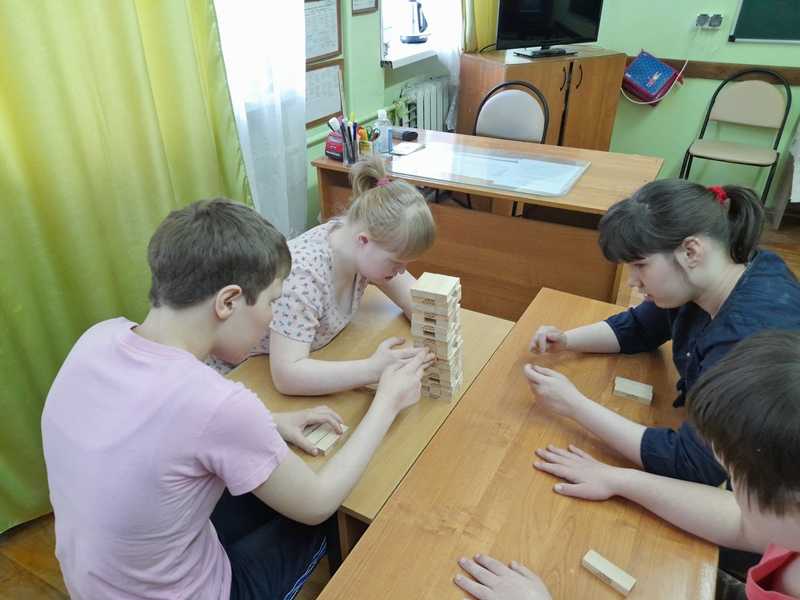 Тематическая полка «Настолкомпания» к всемирному дню настольных игр 