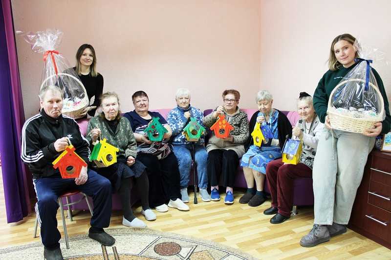 Мастер-класс от сотрудников компании «Сенергетик» по раскрашиванию кормушек для птиц.